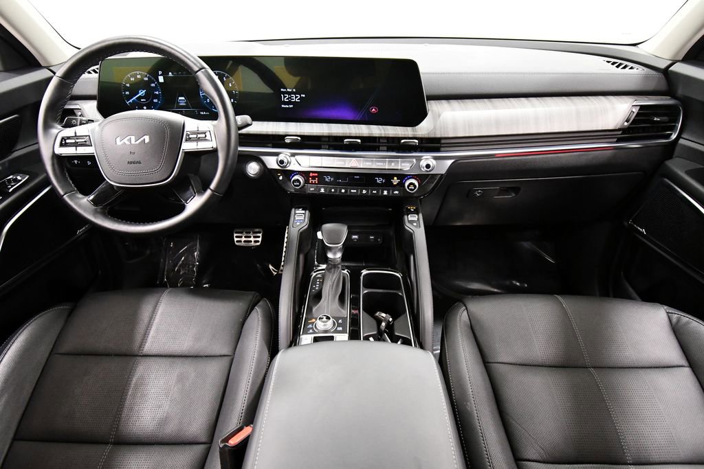 Used 2025 Kia Telluride SX w/ SX Captain's Chair Package image 3