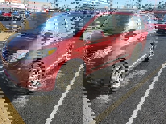 Used 2015 Toyota Sienna LE image 3