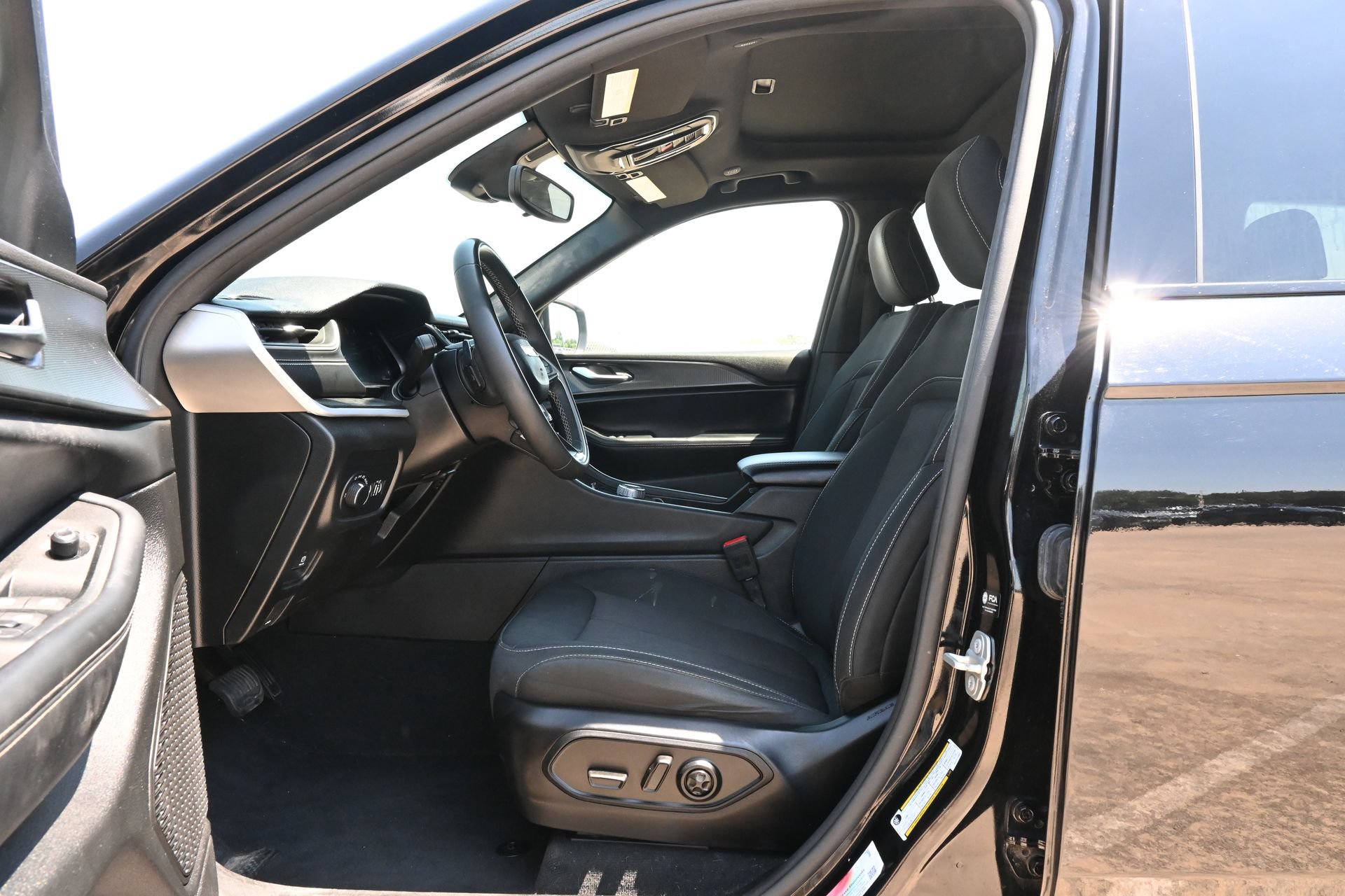 Used 2024 Jeep Grand Cherokee Laredo X RWD image 18