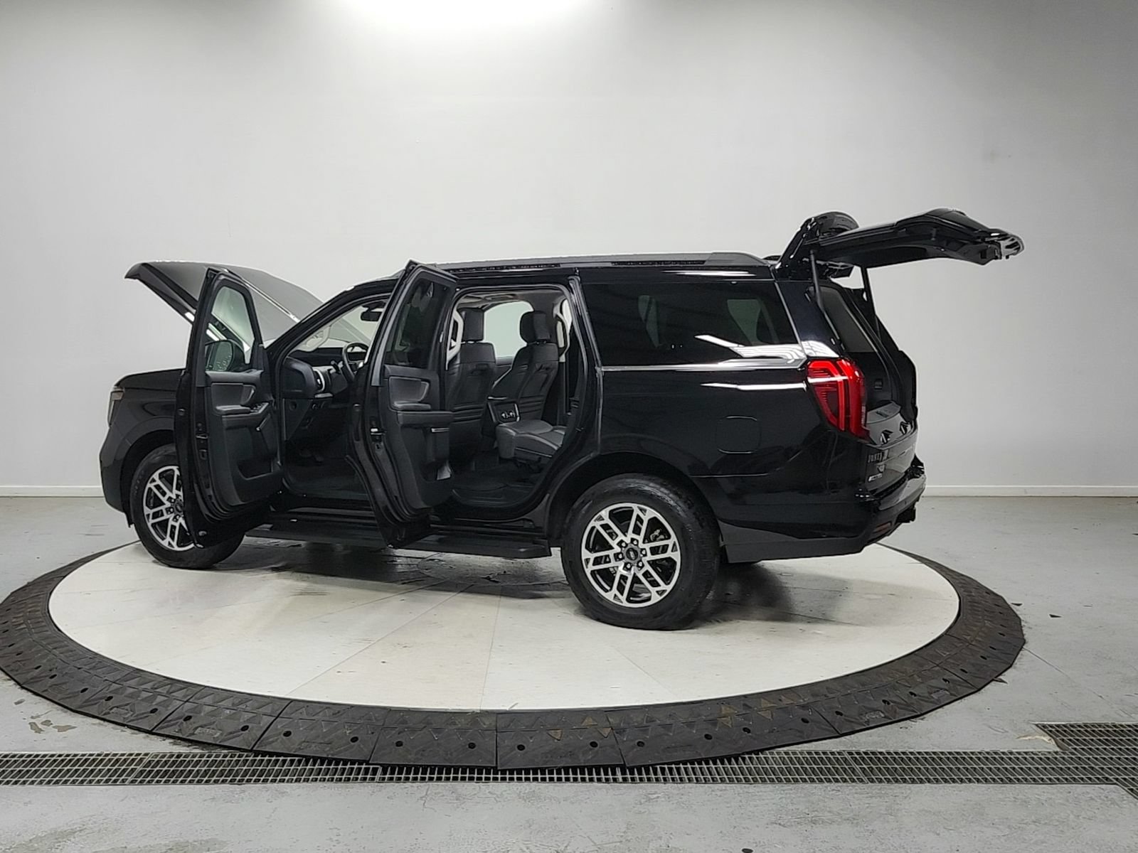 Used 2025 Ford Expedition Active AWD/4WD image 14