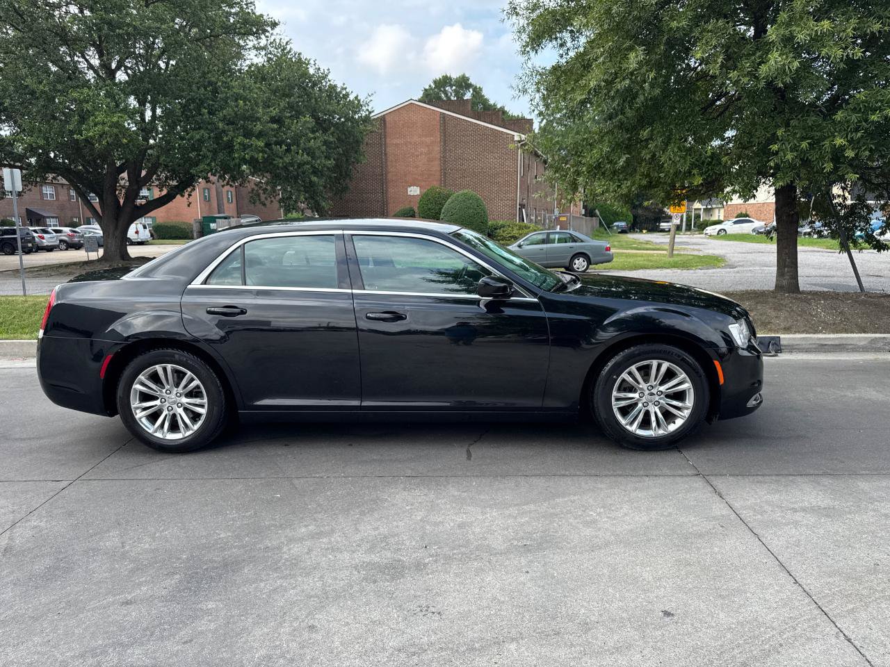 Used 2017 Chrysler 300 Limited RWD image 3