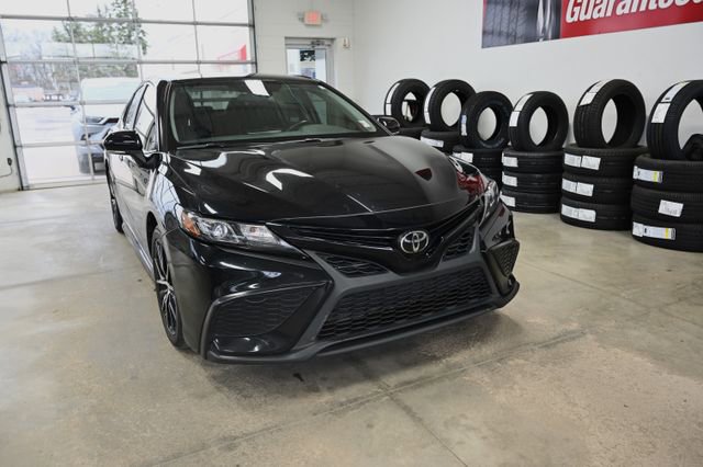Used 2022 Toyota Camry SE image 3