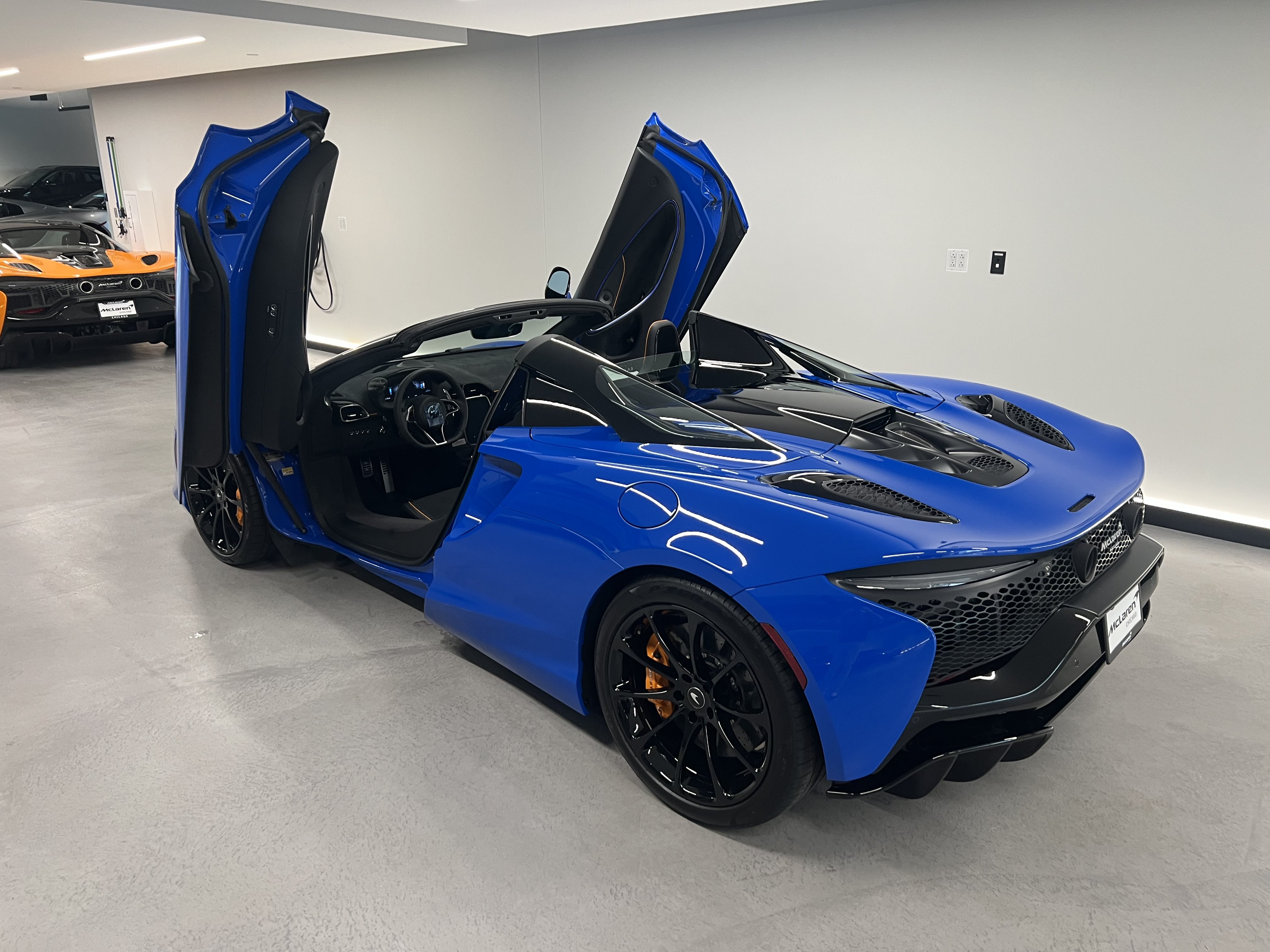 Used 2027 McLaren Artura Spider RWD image 14