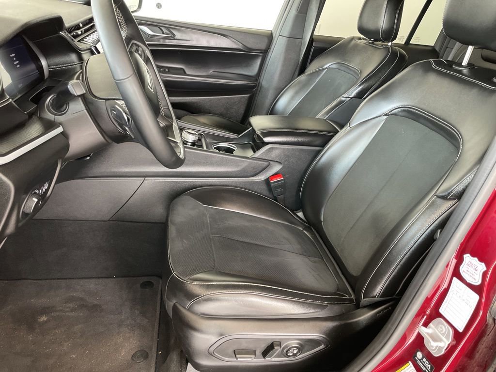 Used 2025 Jeep Grand Cherokee Altitude AWD/4WD image 8