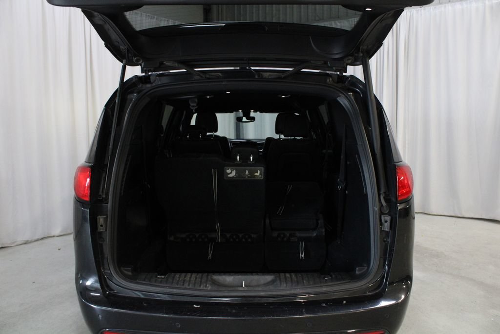 Used 2019 Chrysler Pacifica Touring-L Plus w/ S Appearance Package FWD image 30