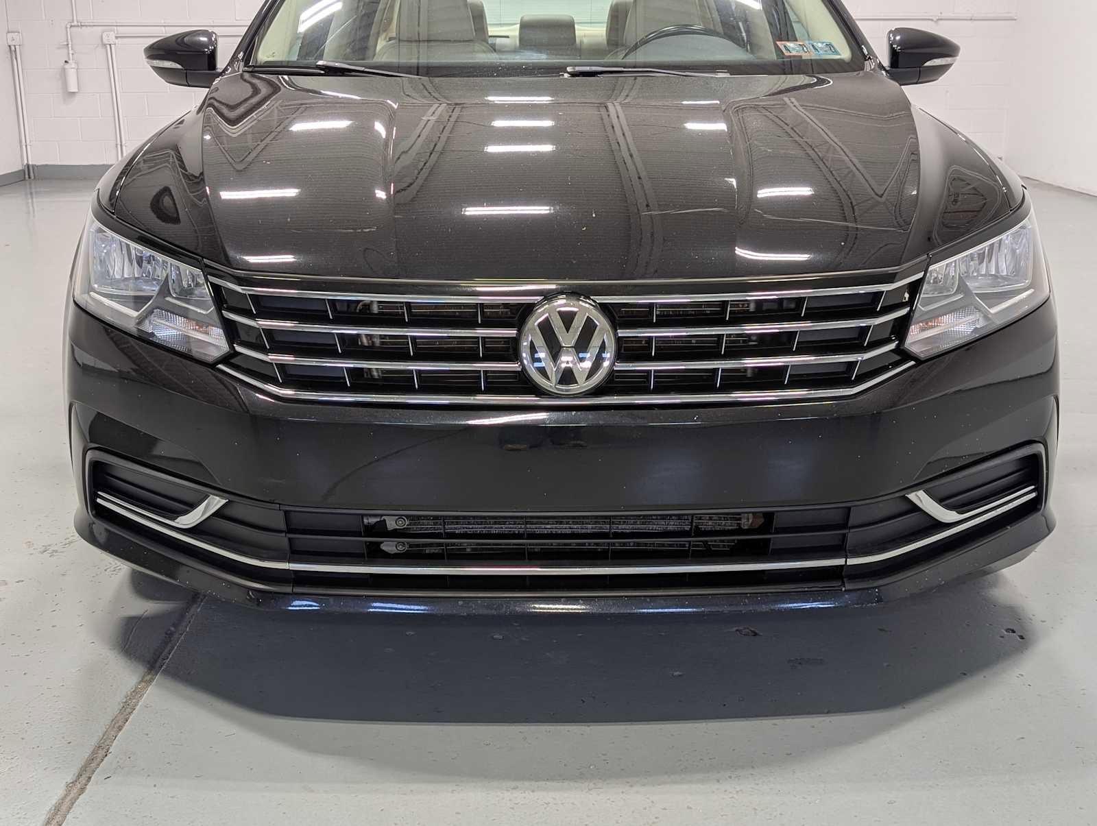 Used 2019 Volkswagen Passat 2.0T Wolfsburg w/ Wheels & Sunroof Package FWD image 2