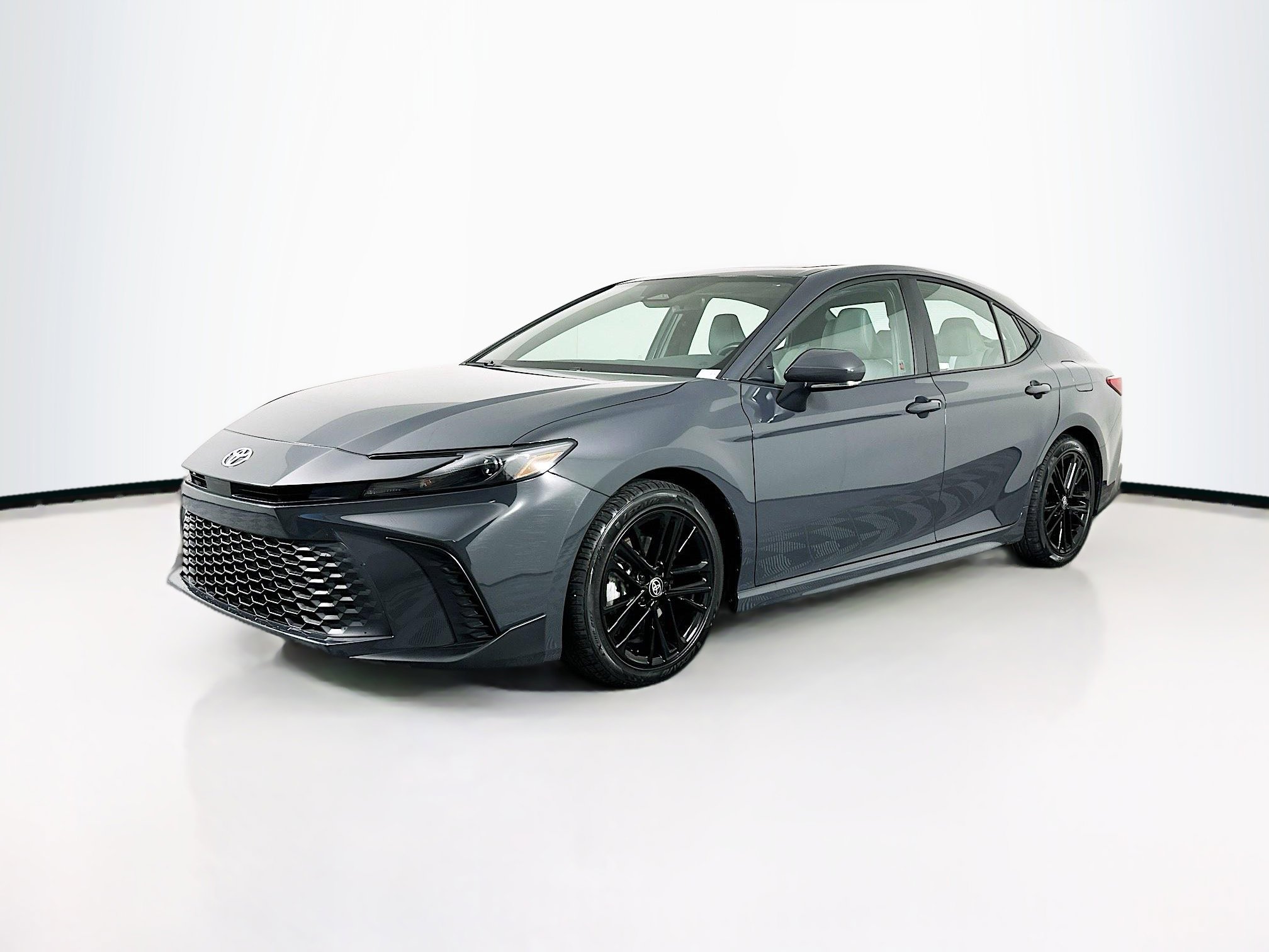 Used 2025 Toyota Camry SE image 3