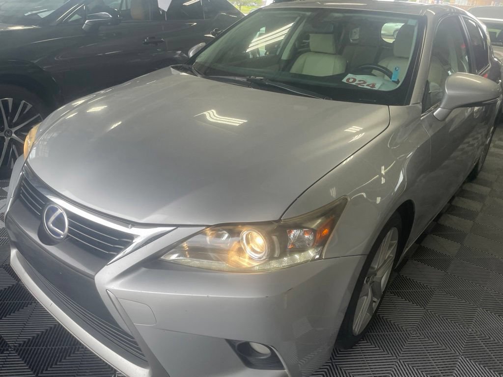 Used 2015 Lexus CT 200h w/ Seat Comfort Package FWD image 4