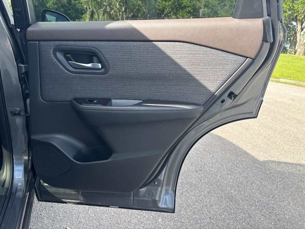 Used 2023 Nissan Rogue SV image 17