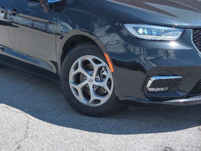 Certified 2024 Chrysler Pacifica Limited FWD image 2