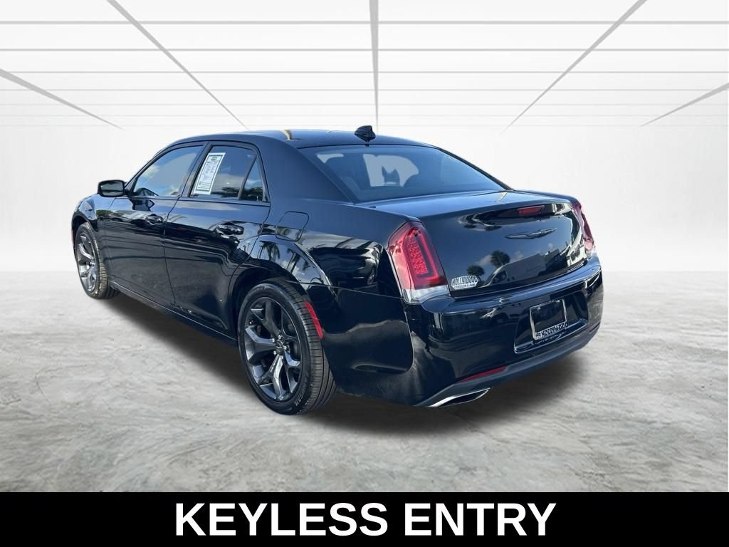 Used 2021 Chrysler 300 Touring w/ Sport Appearance Package RWD image 7