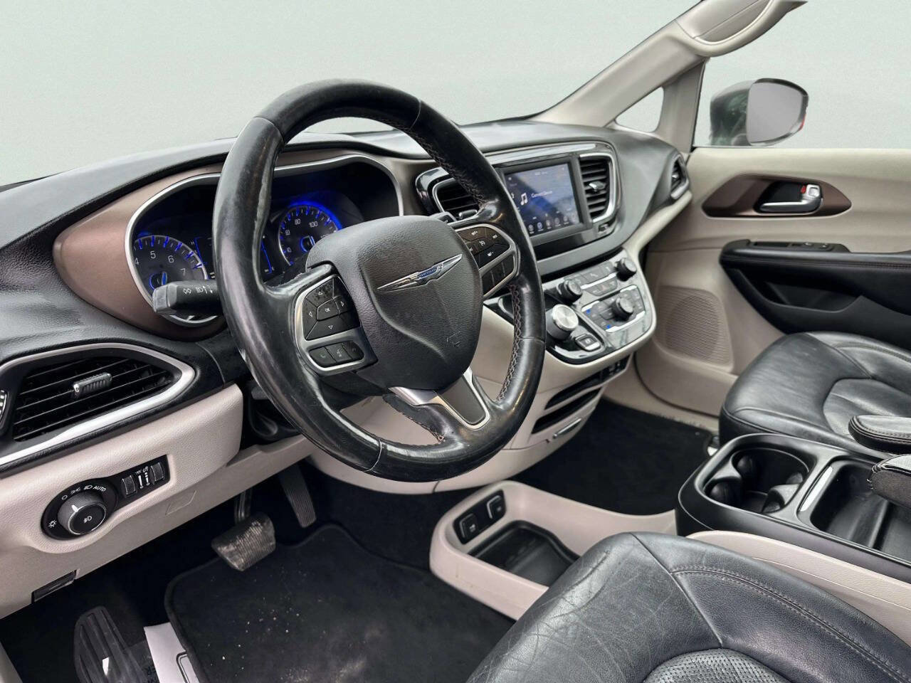 Used 2019 Chrysler Pacifica Touring-L image 12