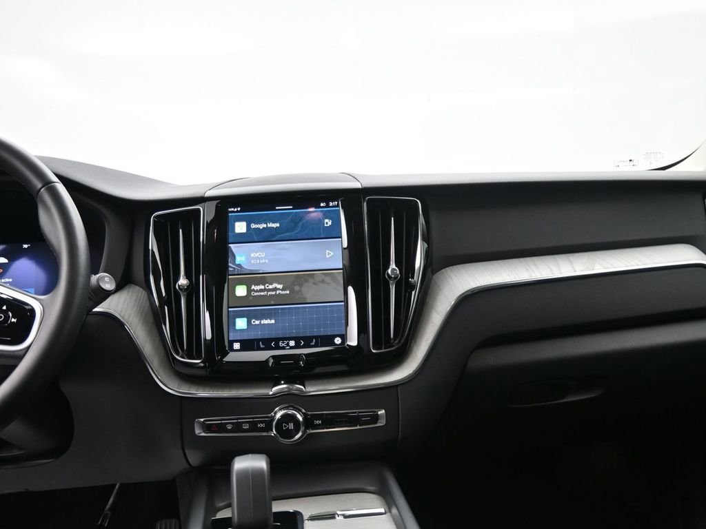 Used 2025 Volvo XC60 B5 Plus image 13