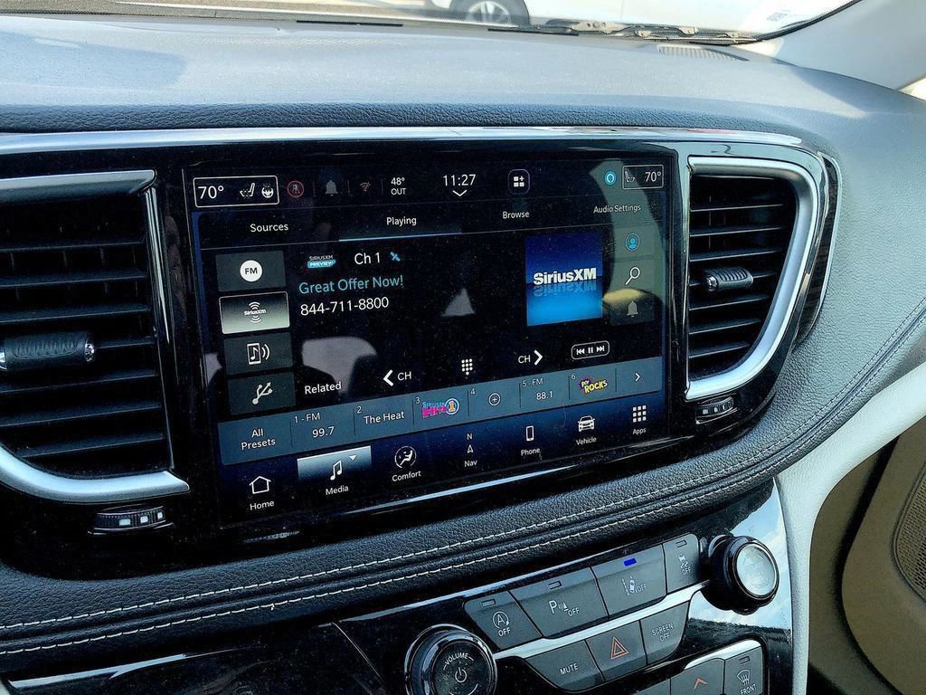 Used 2023 Chrysler Pacifica Limited FWD image 29