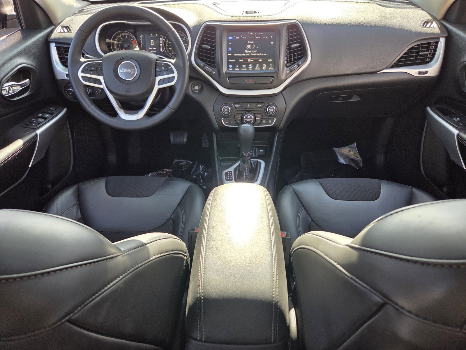 Used 2018 Jeep Cherokee Latitude Plus w/ Comfort/Convenience Group FWD image 13