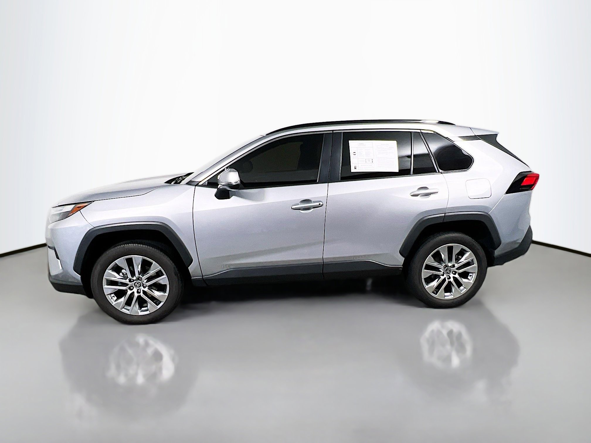 Used 2022 Toyota RAV4 XLE Premium image 9