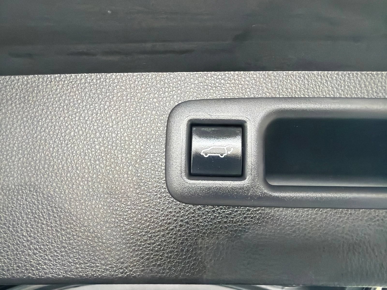 Used 2022 Toyota Highlander XLE AWD/4WD image 12