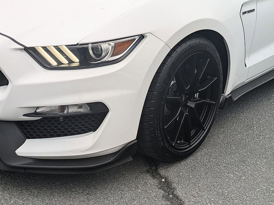 Used 2019 Ford Mustang Shelby GT350 w/ Technology Package RWD image 9