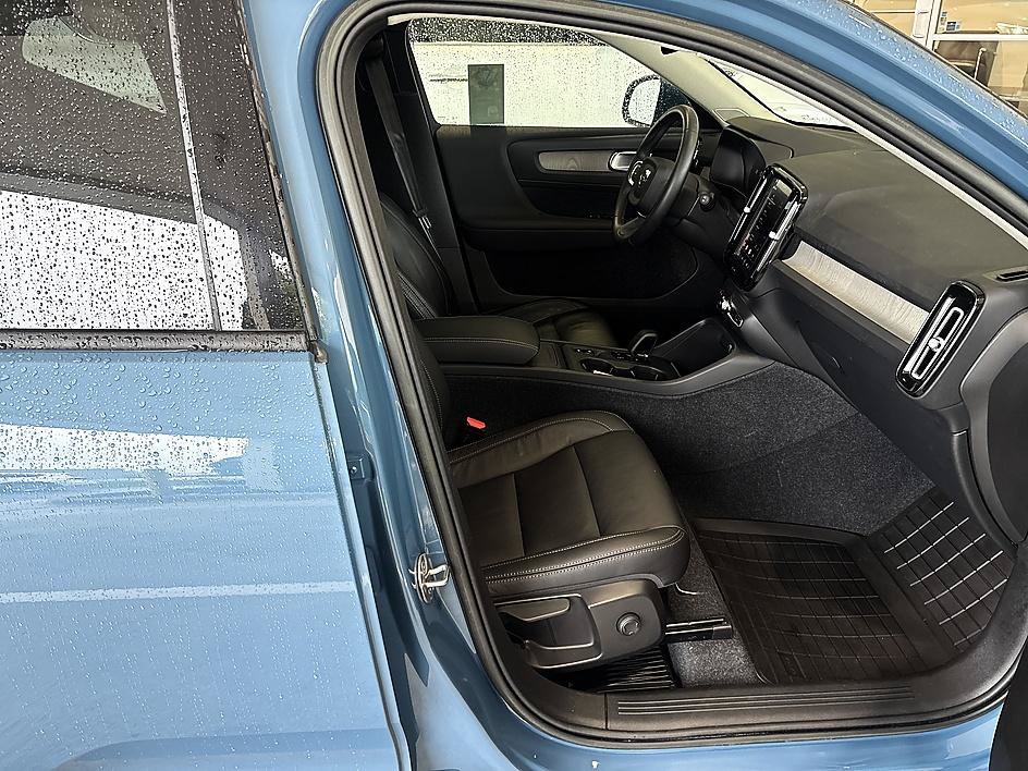 Used 2023 Volvo XC40 B5 Core AWD/4WD image 19
