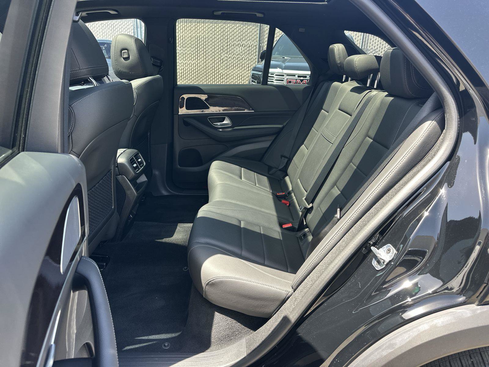 Used 2025 Mercedes-Benz GLE 450e 4MATIC w/ Driver Assistance Package image 25