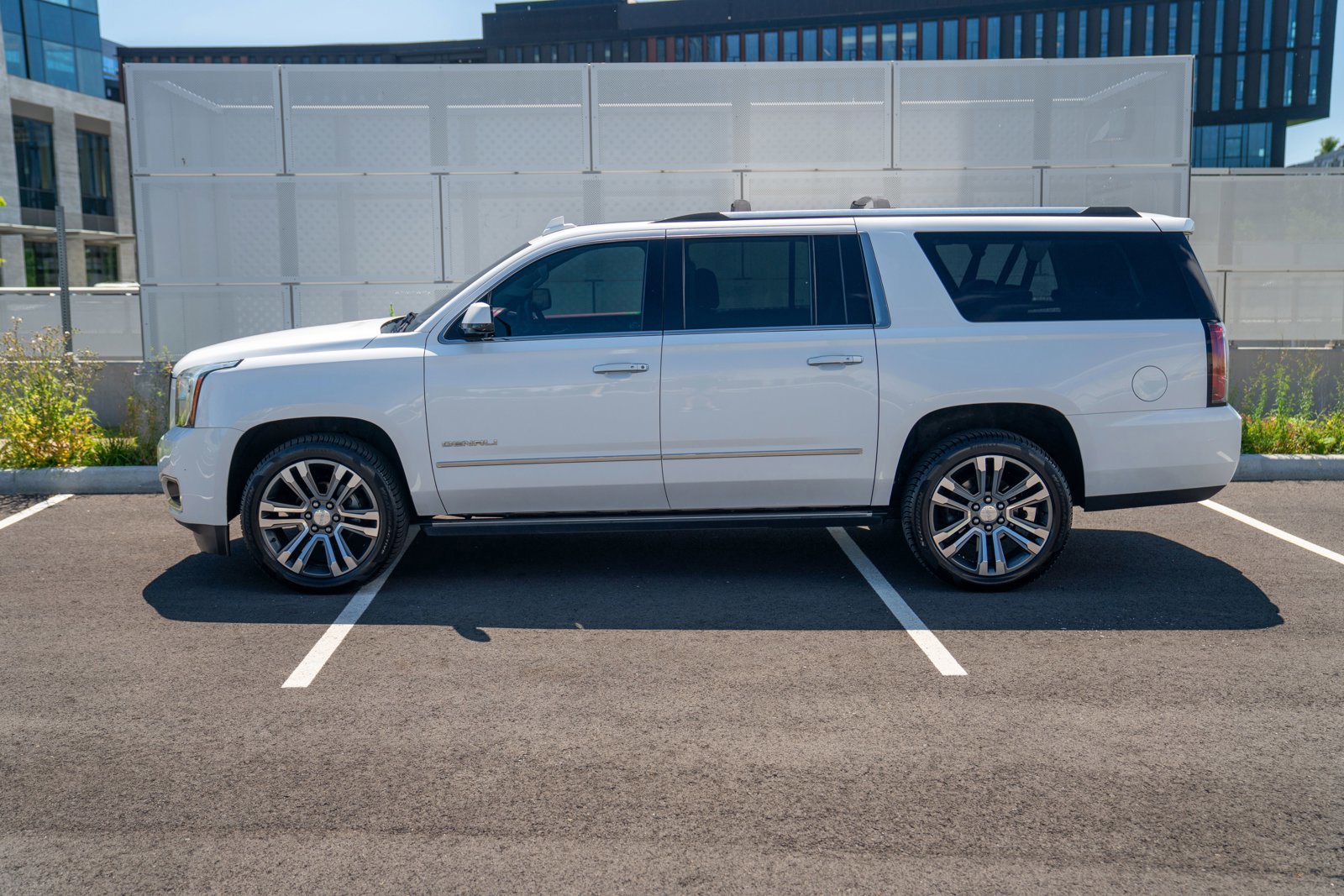 Used 2019 GMC Yukon XL Denali w/ Denali Ultimate Package AWD/4WD image 2