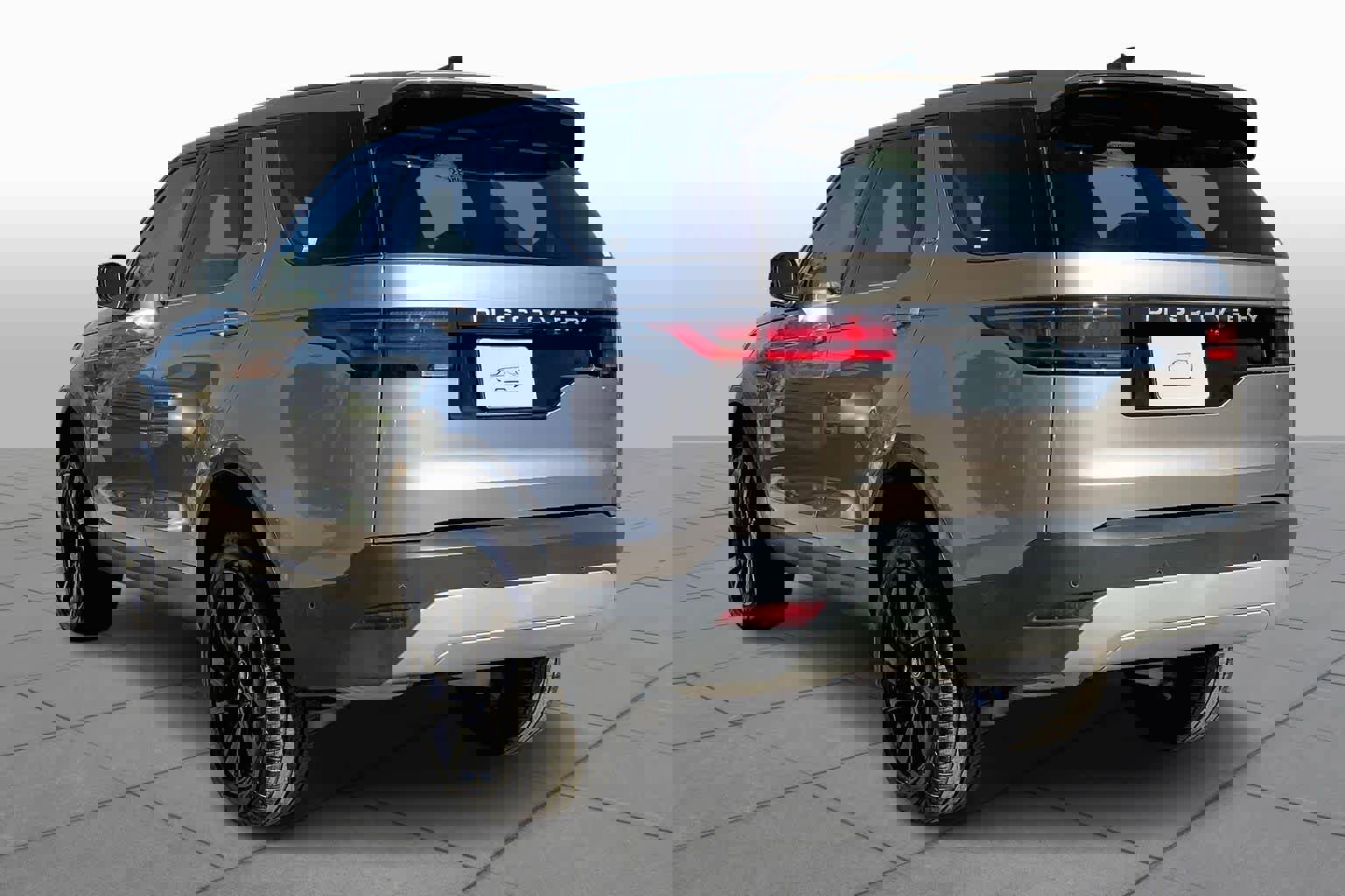 Used 2025 Land Rover Discovery S image 12