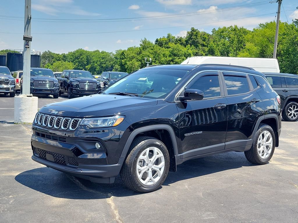 Used 2024 Jeep Compass Latitude AWD/4WD image 2
