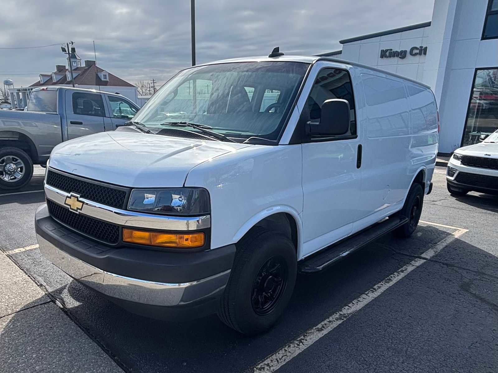 Used 2022 Chevrolet Express 2500 w/ Driver Convenience Package RWD image 2