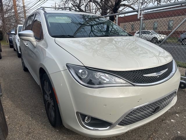 Used 2019 Chrysler Pacifica Limited w/ Tire & Wheel Group