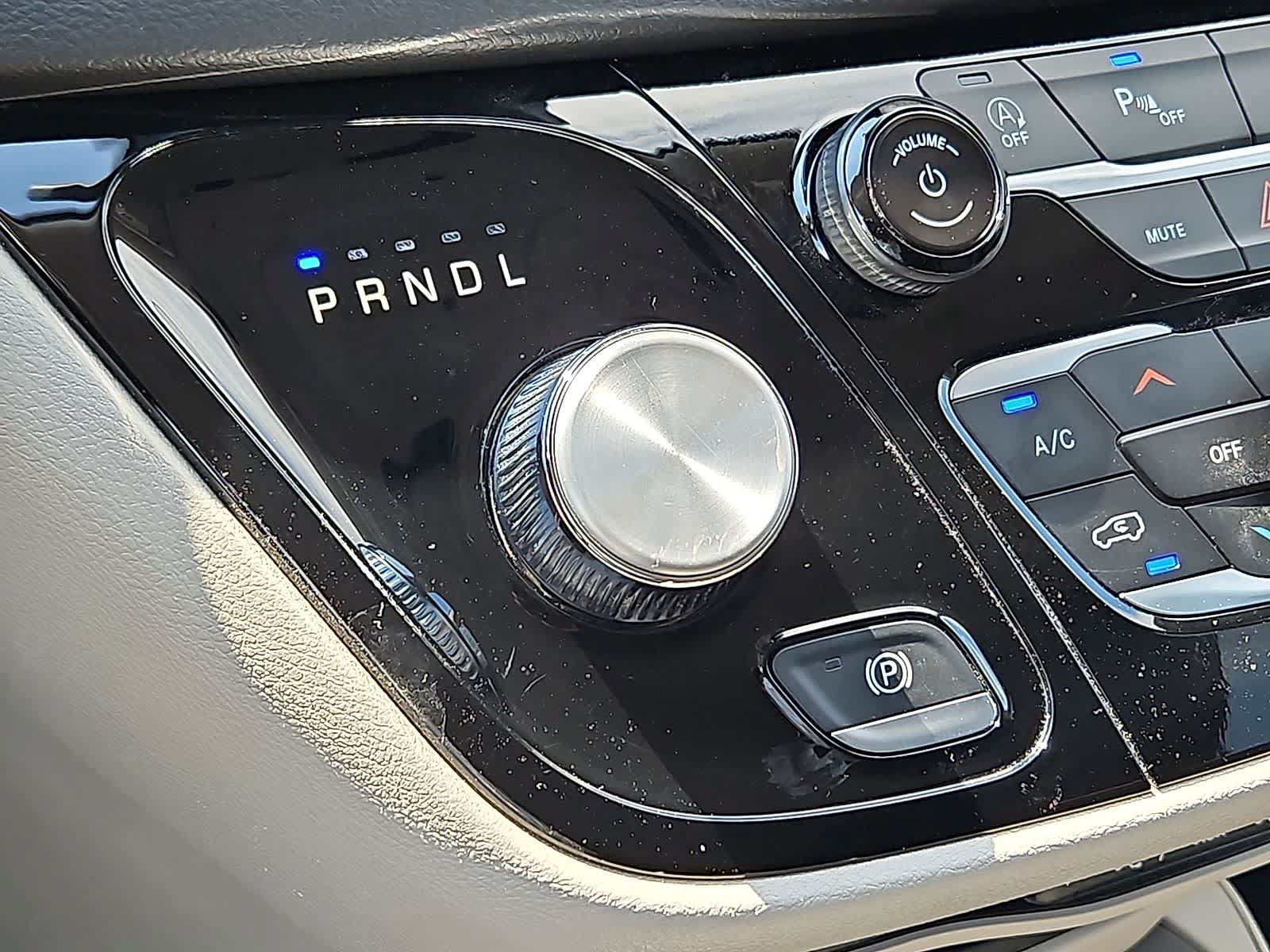 Used 2024 Chrysler Pacifica Touring-L FWD image 21