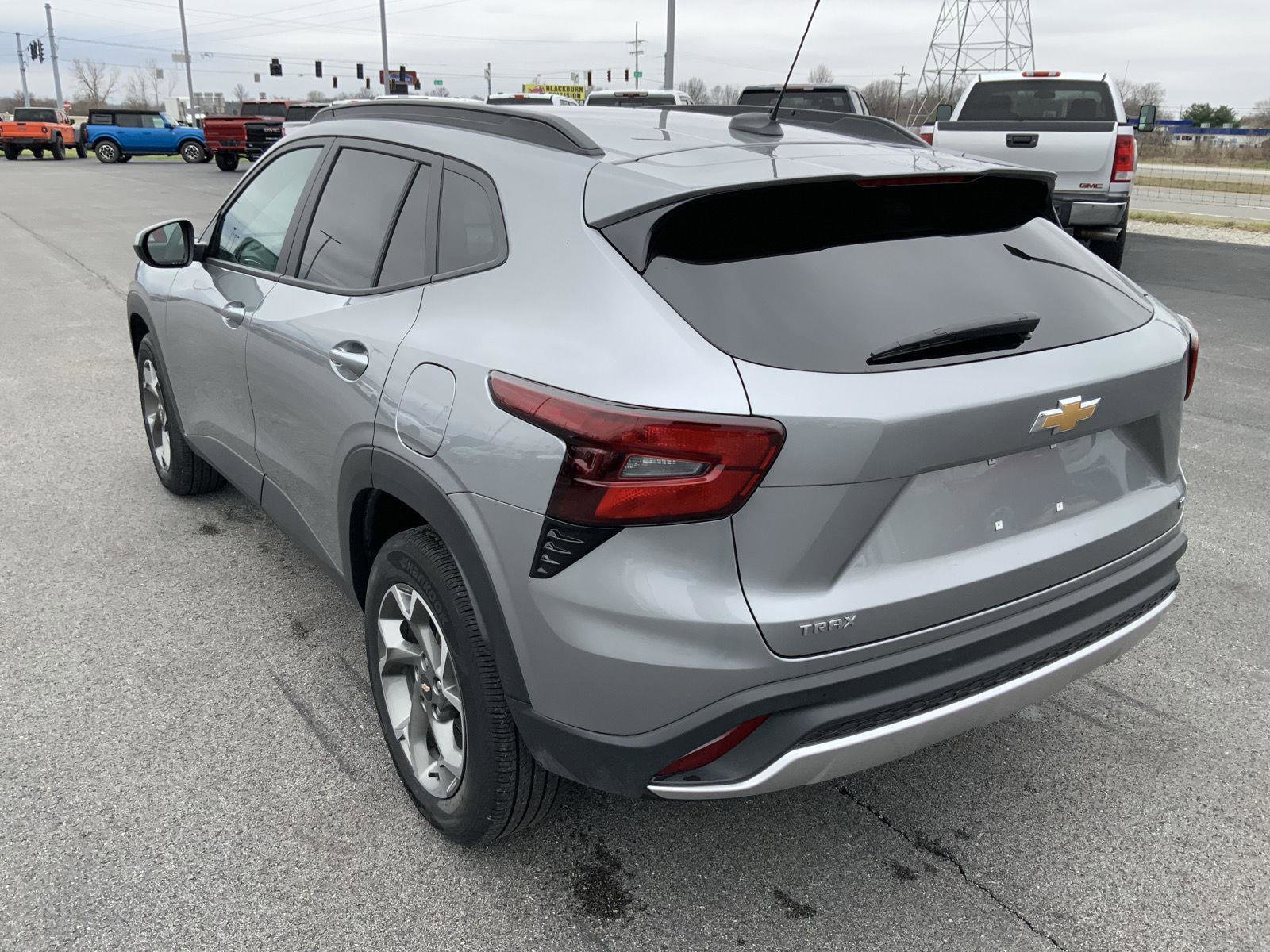 Used 2025 Chevrolet Trax LT w/ LT Convenience Package FWD image 8