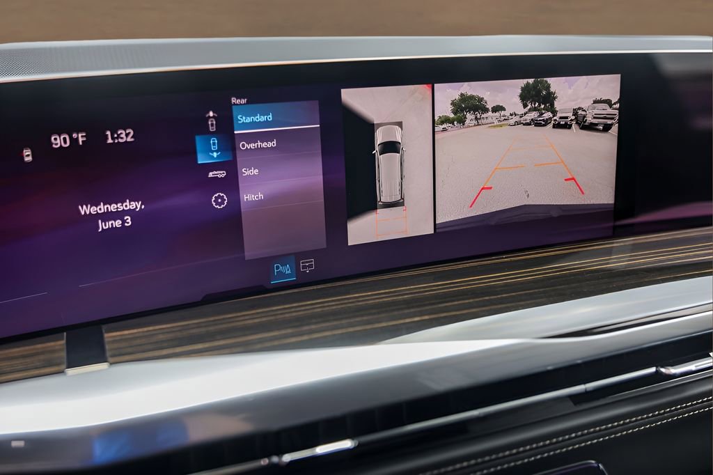 Certified 2025 Cadillac Escalade Premium Luxury AWD/4WD image 17