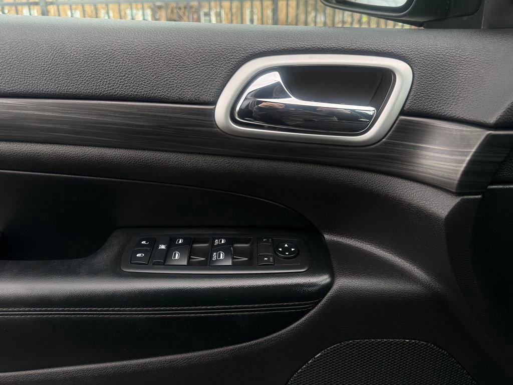 Used 2019 Jeep Grand Cherokee Altitude image 21