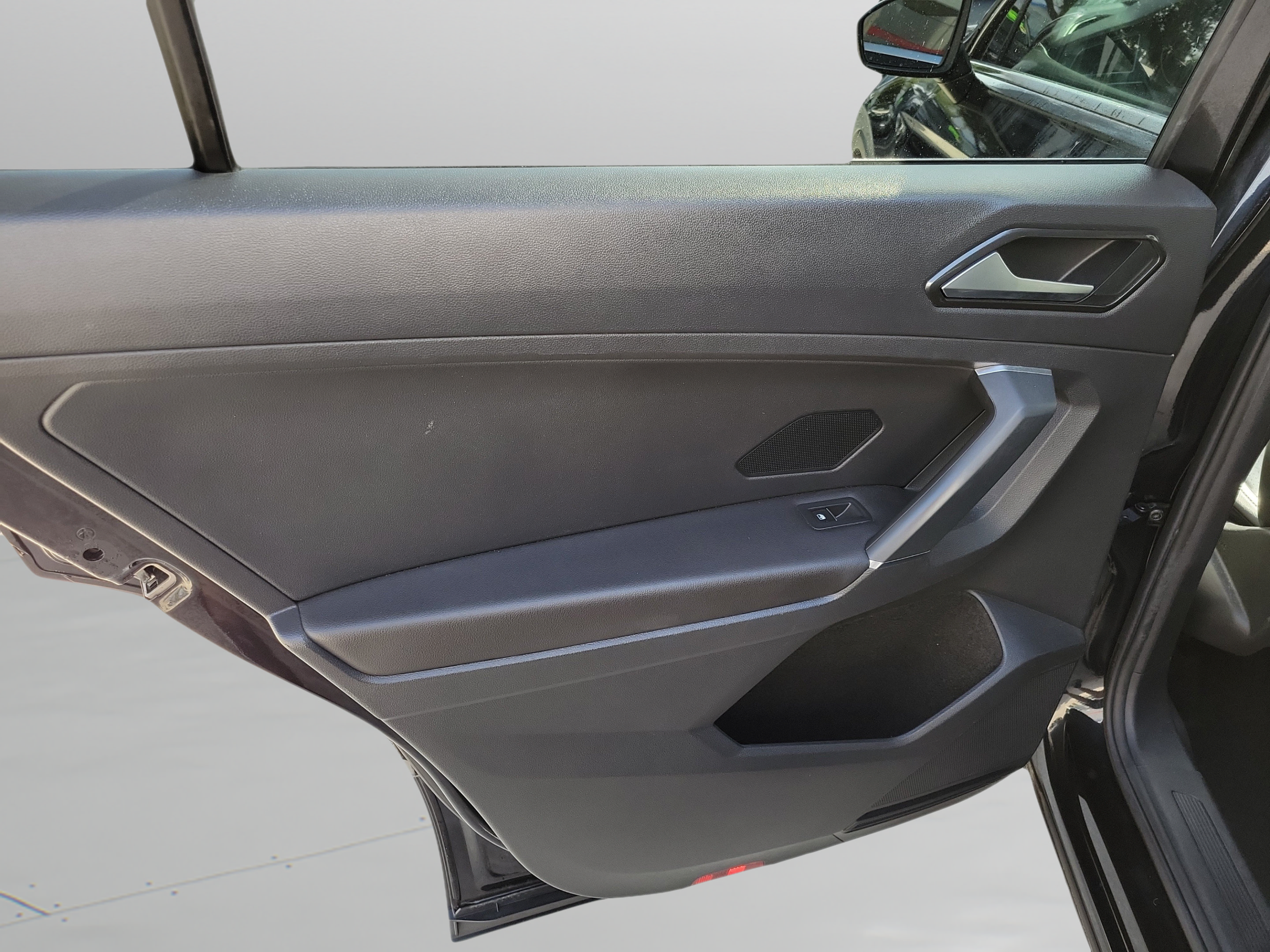 Used 2018 Volkswagen Tiguan SE w/ Panoramic Sunroof Package FWD image 25