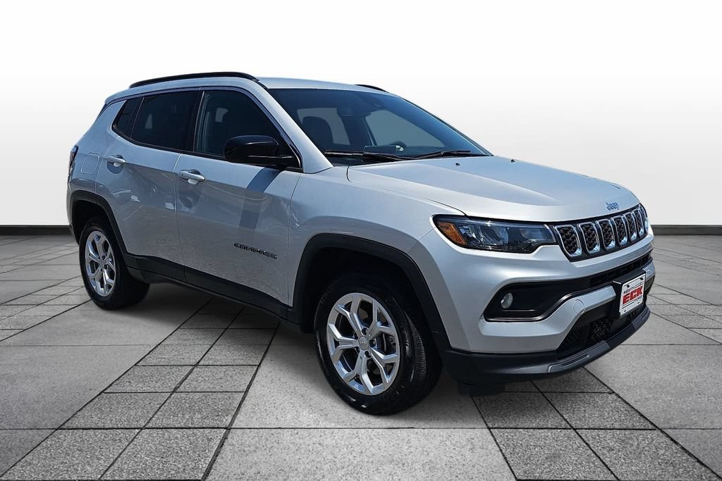 Used 2024 Jeep Compass Latitude AWD/4WD image 3