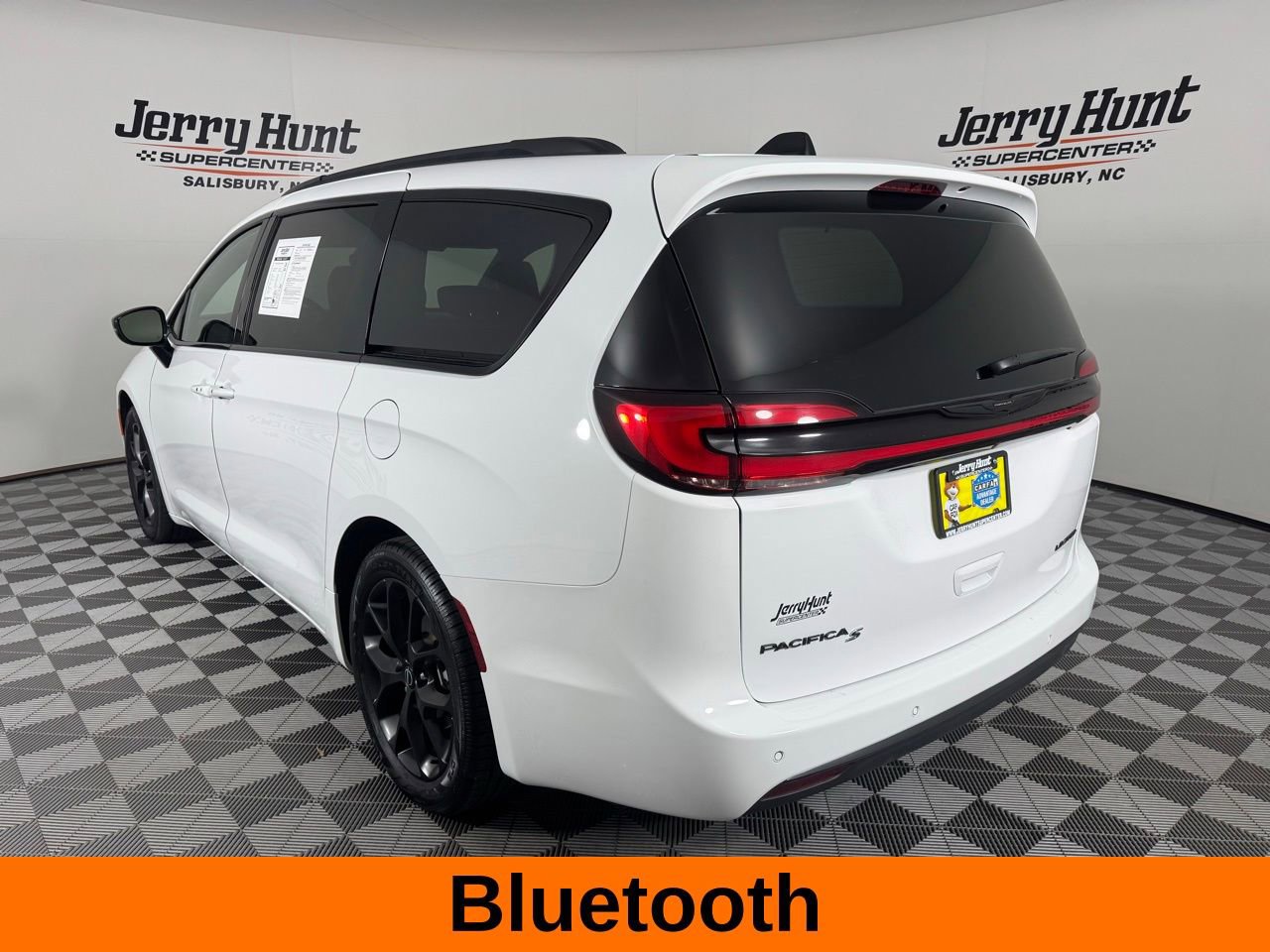 Used 2025 Chrysler Pacifica Limited FWD image 9