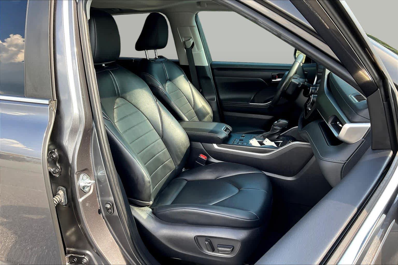 Used 2024 Toyota Highlander XLE FWD image 9