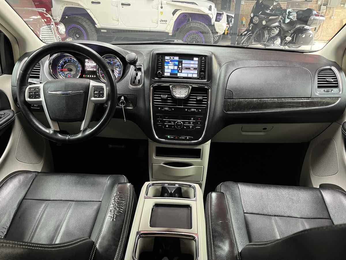 Used 2016 Chrysler Town & Country Touring w/ Driver Convenience Group FWD image 11