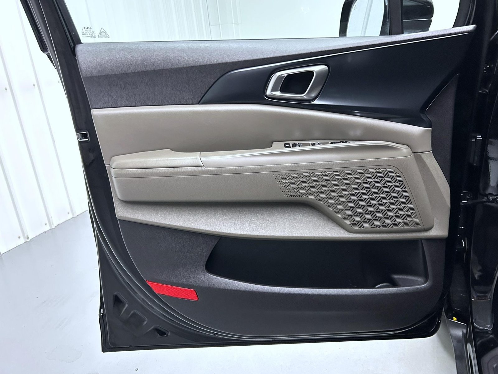 Used 2025 Kia Carnival FWD image 9
