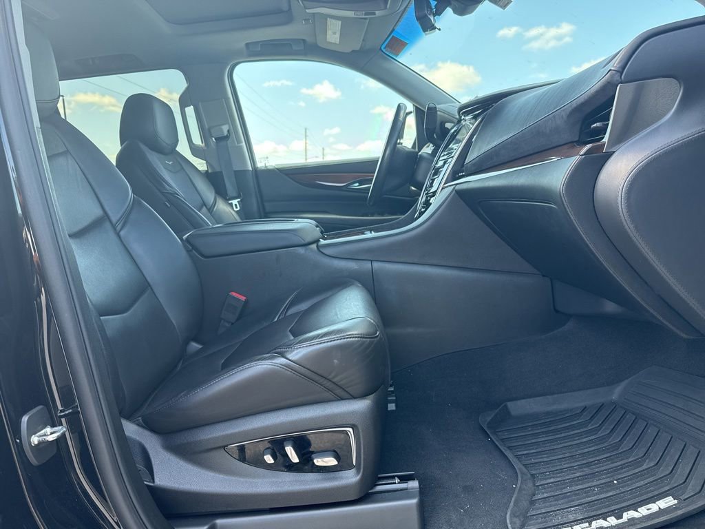 Used 2018 Cadillac Escalade Luxury RWD image 10