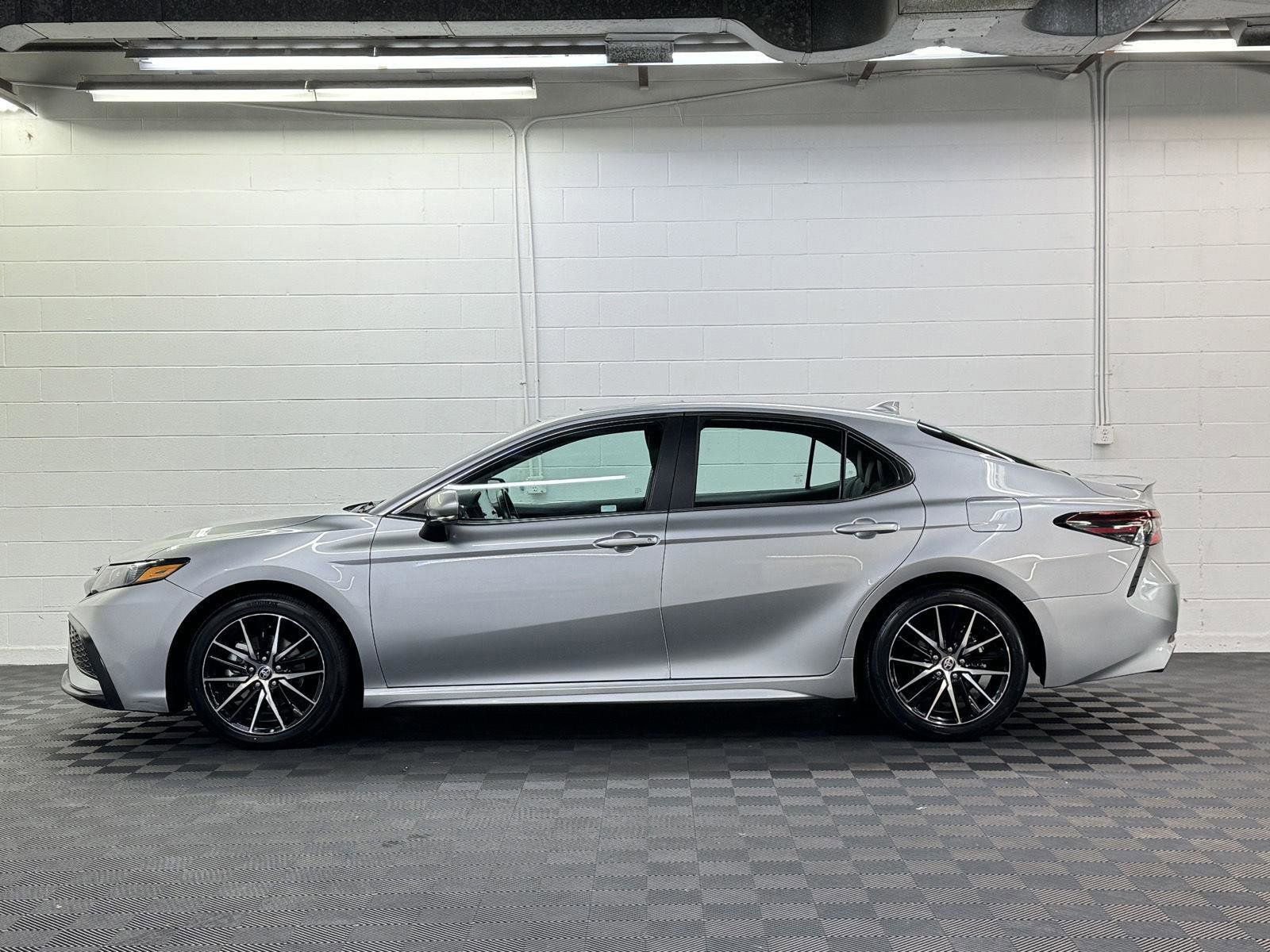 Used 2023 Toyota Camry SE image 3