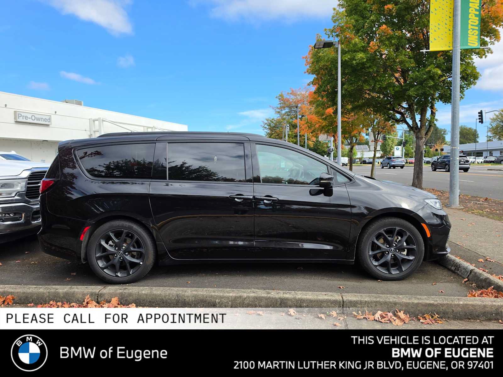 Used 2025 Chrysler Pacifica Limited FWD image 2
