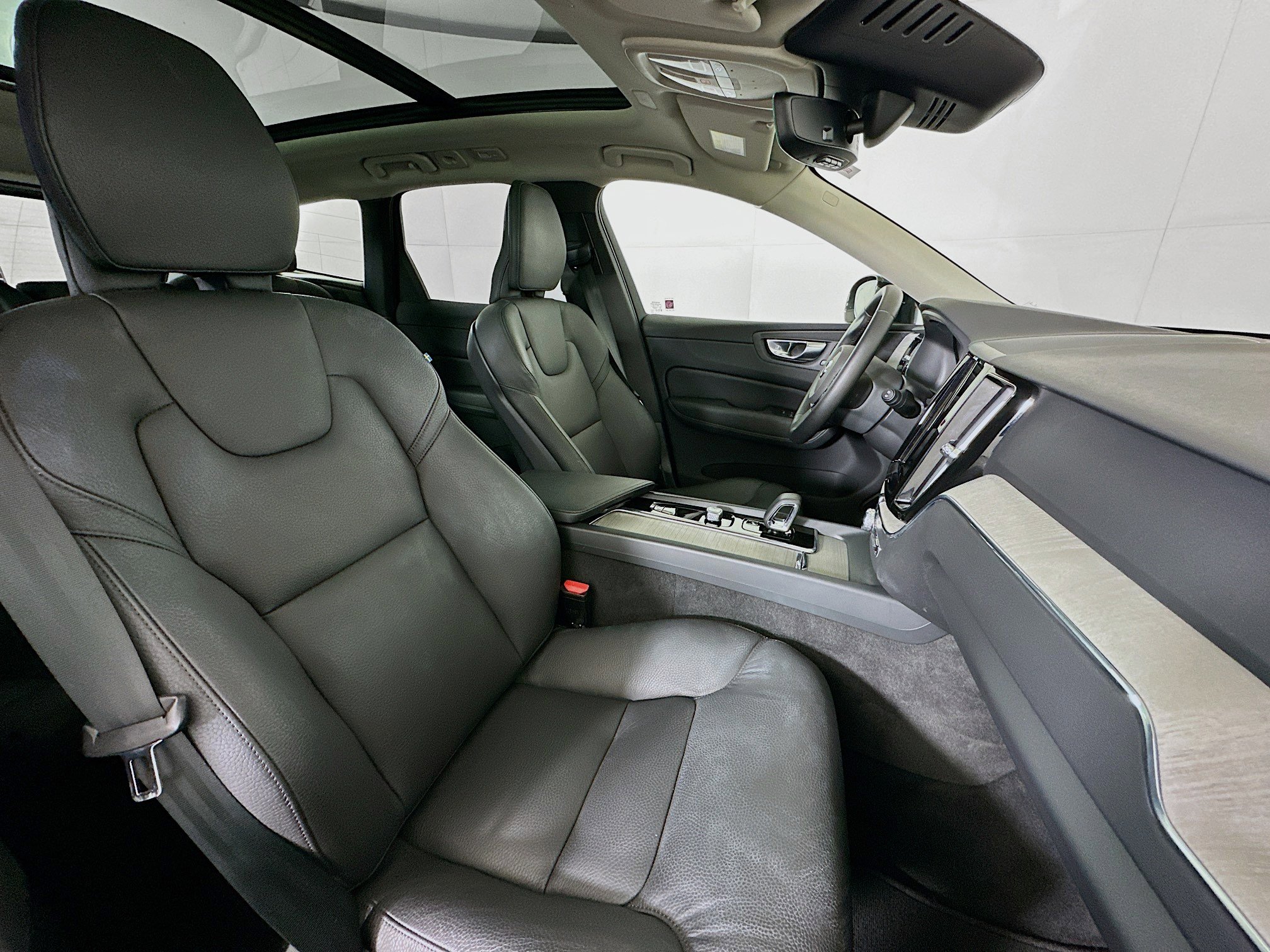 Used 2025 Volvo XC60 B5 Plus image 32