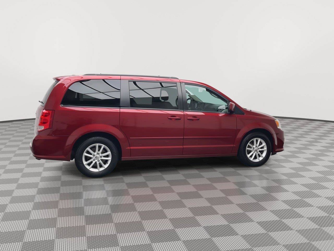 Used 2016 Dodge Grand Caravan SXT w/ UConnect Hands-Free Group FWD image 33