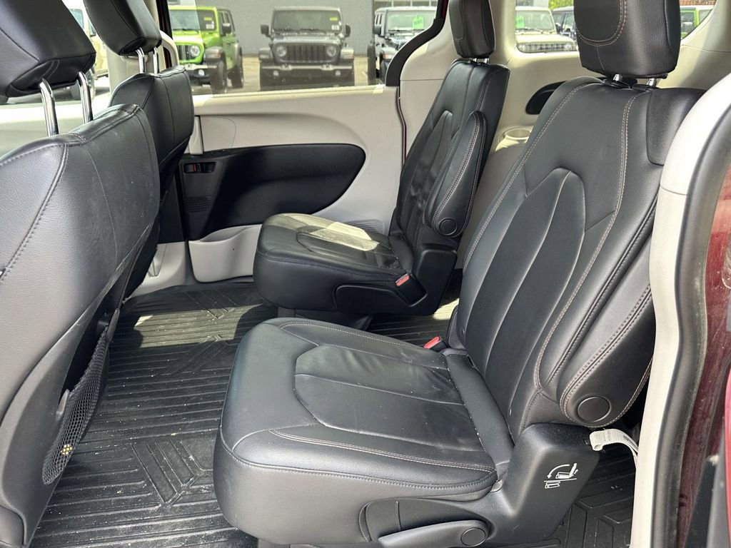 Used 2017 Chrysler Pacifica Touring-L FWD image 12