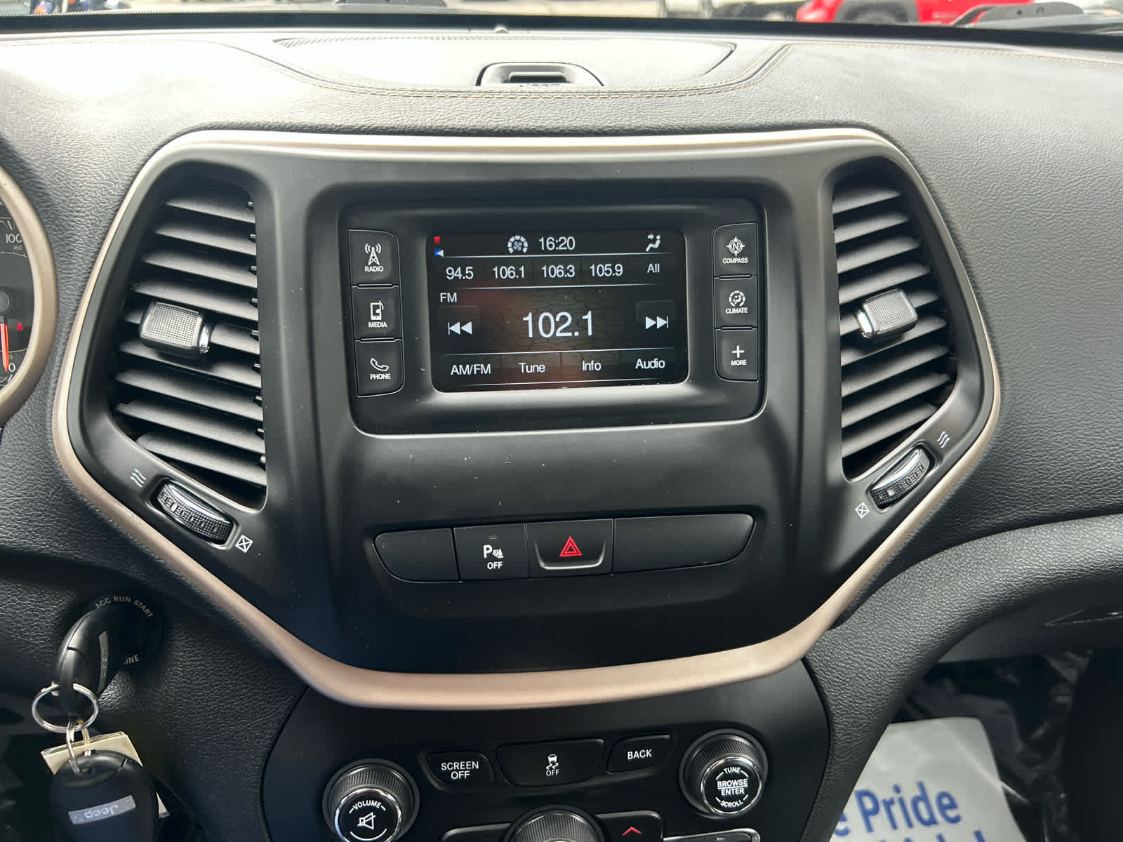 Used 2018 Jeep Cherokee Latitude w/ Safety Group AWD/4WD image 16