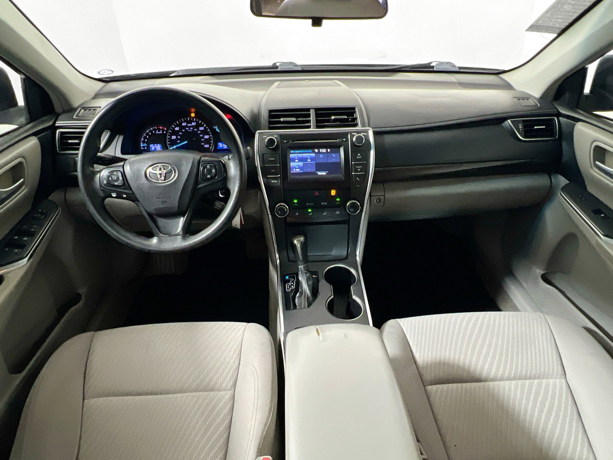 Used 2015 Toyota Camry LE image 29