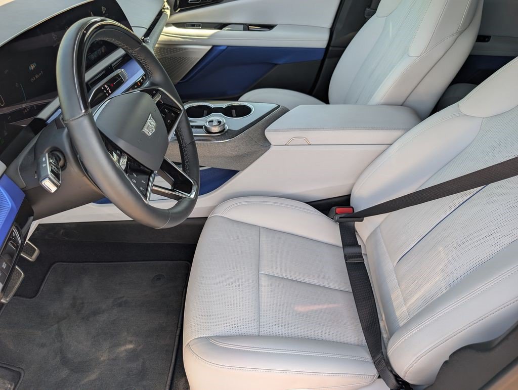 Certified 2025 Cadillac Optiq Luxury 2 AWD/4WD image 8
