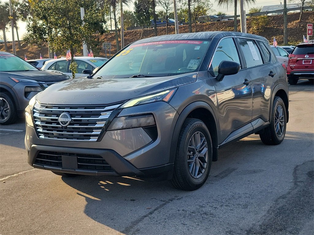 Used 2025 Nissan Rogue S image 3