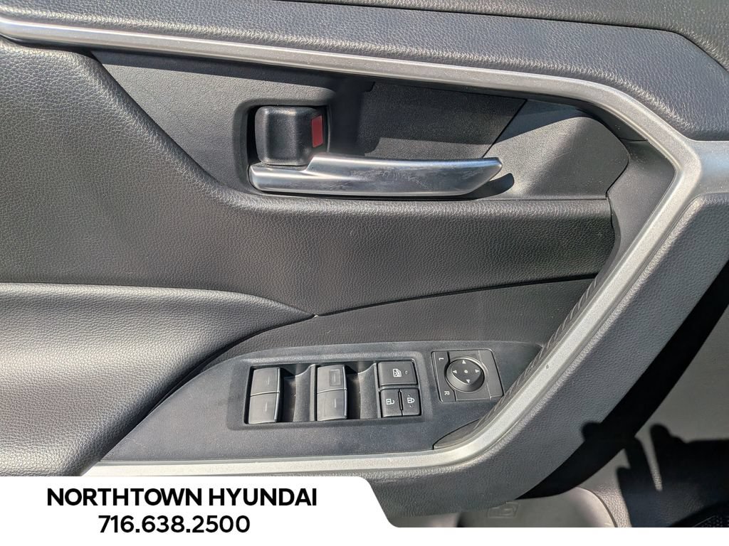 Used 2025 Toyota RAV4 XLE AWD/4WD image 26
